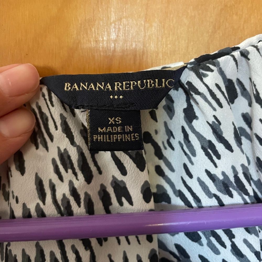 Banana Republic sleeveless ruffled animal print top